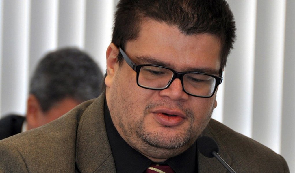"Existem municípios com servidores que estão para se aposentar e não possuem um centavo nos seus fundos de previdência", afirma o chefe do Ministério Público de Contas (MPCO), Cristiano Pimentel; em geral, diz ele, "quando os prefeitos estão com as contas apertadas, a primeira coisa que eles deixam de recolher é o fundo de previdência municipal"; "Os tribunais de contas vêm alertando a situação dos fundos de previdência, mas isso é um problema da legislação federal que é muito leniente e aberta com esses municípios. A solução seria extinguir todos os fundos municípios com cidades com menos de 500 mil habitantes porque as prefeituras pequenas não têm estrutura para gerir os fundos de previdência"
