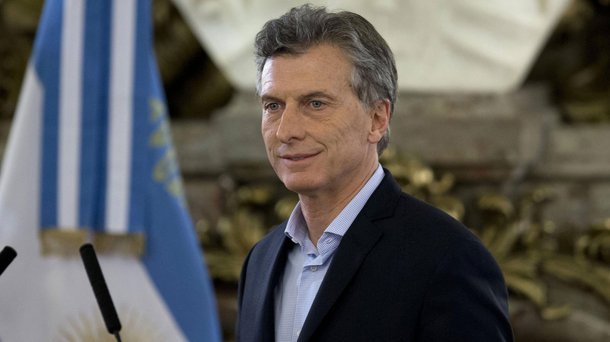 O governo de Mauricio Macri, na Argentina, tomou mais duas medidas consideradas de austeridade econômica nesta segunda-feira (29); funcionários públicos do poder executivo não receberão aumento salarial neste ano, assim como um em cada quatro cargos de indicação política serão eliminados; “A austeridade tem que ser parte da política”, afirmou o presidente