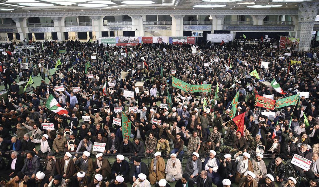 Manifestação anual pró-governo foi realizada neste sábado no Irã para comemorar o fim dos distúrbios que sacudiram o país em 2009, disse a mídia estatal, um dia depois de protestos contra os preços altos terem ocorrido em algumas cidades; polícia dispersou manifestantes anti-governo na cidade de Kermanshah, enquanto protestos se espalhavam por Teerã e outras cidades, na maior onda de atos desde os movimentos pró-reformas de 2009