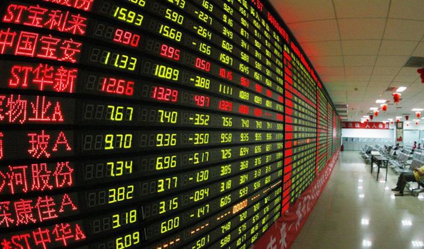 China vai manter sua meta de crescimento econômico "em torno de 6,5 por cento" para 2018, inalterada em relação ao ano passado, disseram fontes à Reuters, conforme busca equilibrar os esforços para reduzir os riscos da dívida enquanto mantém estável a segunda maior economia do mundo; meta proposta, a ser apresentada na reunião anual do Parlamento em março, foi aprovada pelos principais líderes na Conferência Central de Trabalho Econômico em 18 a 20 de dezembro, de acordo com quatro fontes com conhecimento do encontro