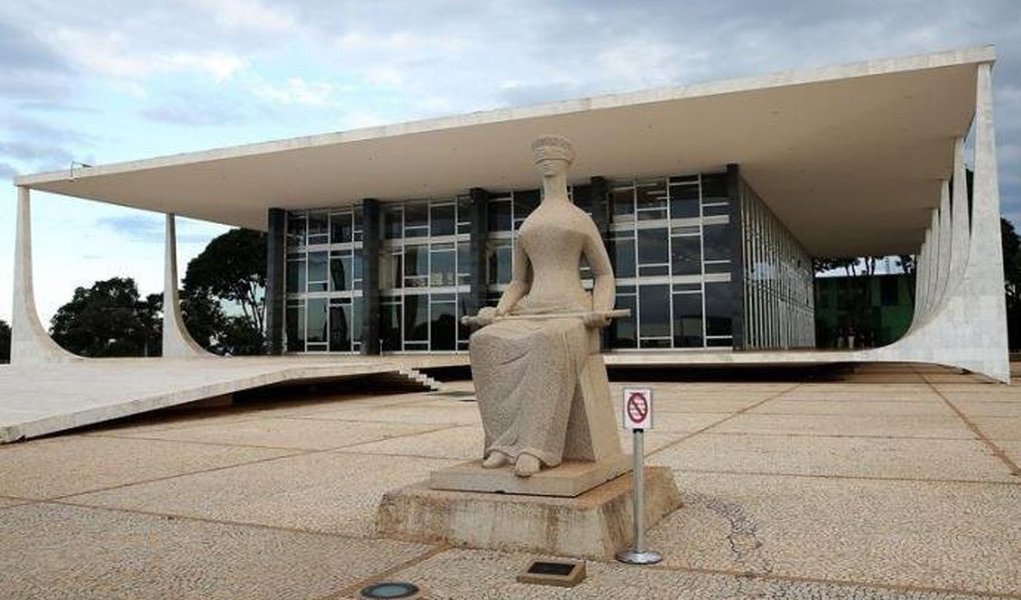 O Supremo Tribunal Federal (STF) suspendeu o efeito de decisão do Tribunal de Justiça de Pernambuco (TJ-PE) que haviam determinado o bloqueio de verbas nas contas do Município de Garanhuns (PE) que recebeu transferências realizadas pela União por meio do Fundo de Desenvolvimento da Educação Fundamental (Fundef), atual Fundeb; a presidente do STF, ministra Cármen Lúcia, verificou que o bloqueios alcançou recursos oriundos de repasses constitucionais ou com destinação vinculada, sem que tenha havido qualquer cuidado ou ressalva em contrário