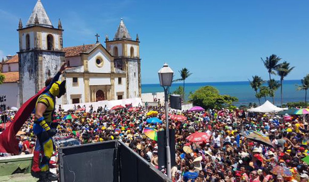 O quarto dia de folia em Olinda conta com atrações em nove dos dez palcos montados pela cidade; para as crianças, a festa de Momo começa às 9h e vai até as 16h; o público em geral tem opções de folia a partir das 15h30 no polo Marcos Axé, na Avenida Professor Andrade; para garantir o vai e vem de foliões durante a festa, 86 agentes de trânsito e 150 terceirizados trabalham no carnaval do frevo; o acesso de carro ao Sítio Histórico da cidade é proibido