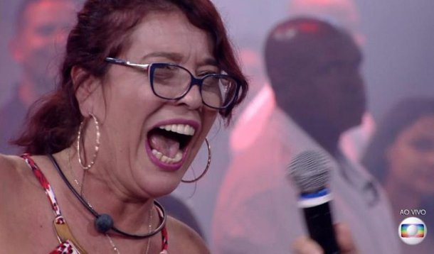 A cientista política e militante de esquerda Mara Telles foi eliminada no primeiro paredão do Big Brother Brasil 2018; professora de Pós-Graduação em Ciência Política da UFMG, Mara gritou um "Fora Temer", ao se despedir do programa; assista 
