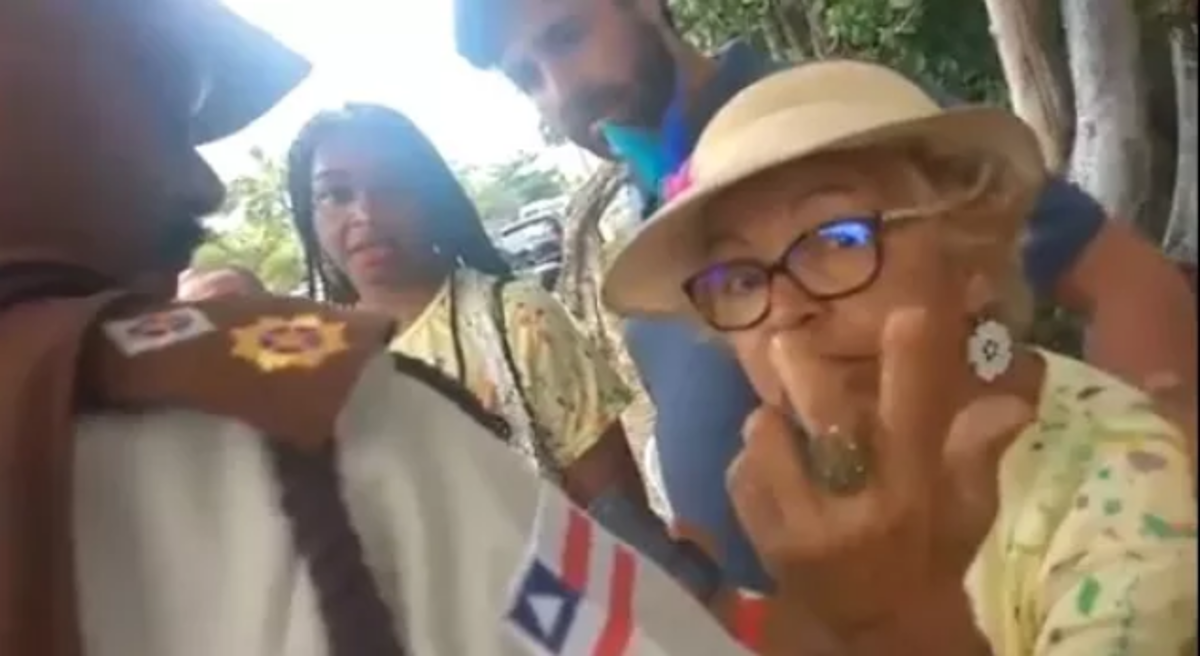 Na tarde deste sábado (3), a Secretária Estadual de Trabalho, Emprego, Renda e Esporte da Bahia, Olívia Santana participava do evento ‘Folia do Batom’, quando uma senhora apertou sua mão e disse que ali não era seu lugar; em tom de acusação, a mulher a chamou de “comunista” e gritava que a secretária voltasse para a favela