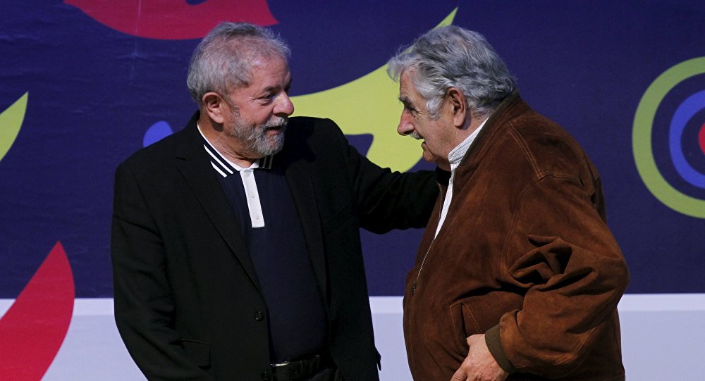 O ex-presidente e atual senador uruguaio, José "Pepe" Mujica, conversou com Sputnik Mundo sobre vários assuntos centrais da agenda latino-americana; entre os temas principais Mujica fez referência à comparência do ex-presidente Lula da Silva perante a justiça de seu país; "No fundo da questão, além do jurídico, o que está em jogo é parar o projeto que trata de reduzir as distâncias que existem nas desigualdades sociais desse país continental que é o Brasil, um dos mais injustos da Terra", afirmou