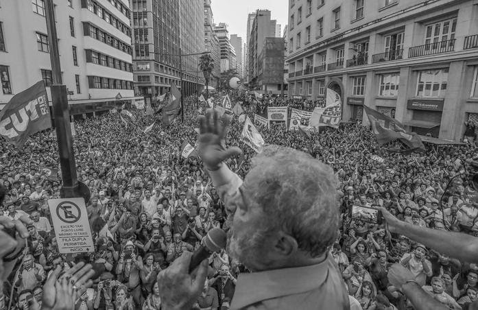 A manutenção da condenação de Lula, decidida nesta quarta-feira pelo TRF-4 agrava ainda mais a crise política no país, aumenta as incertezas quanto ao futuro e dá mais argumentos à tese de perseguição política ao PT e ao ex-Presidente