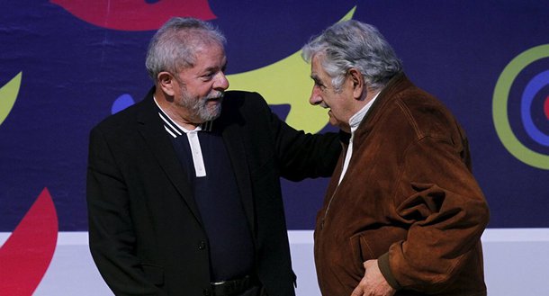 O ex-presidente e atual senador uruguaio, José "Pepe" Mujica, conversou com Sputnik Mundo sobre vários assuntos centrais da agenda latino-americana; entre os temas principais Mujica fez referência à comparência do ex-presidente Lula da Silva perante a justiça de seu país; "No fundo da questão, além do jurídico, o que está em jogo é parar o projeto que trata de reduzir as distâncias que existem nas desigualdades sociais desse país continental que é o Brasil, um dos mais injustos da Terra", afirmou