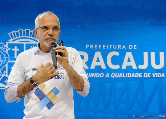 Em transmissão feita pelas redes sociais, o prefeito de Aracaju, Edvaldo Nogueira (PCdoB) comemorou a conclusão do pagamento da 15ª folha salarial, em sua gestão, no prazo de um ano;  "Ao longo deste um ano, além de honrar com todos os vencimentos salariais, ainda quitamos os salários atrasados”, destacou o prefeito