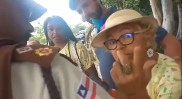 Na tarde deste sábado (3), a Secretária Estadual de Trabalho, Emprego, Renda e Esporte da Bahia, Olívia Santana participava do evento ‘Folia do Batom’, quando uma senhora apertou sua mão e disse que ali não era seu lugar; em tom de acusação, a mulher a chamou de “comunista” e gritava que a secretária voltasse para a favela