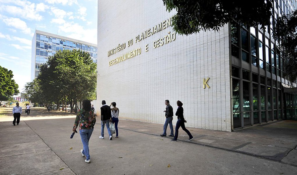 O Ministério do Planejamento publicou uma portaria para oficializar feriados e pontos facultativos para 2018; ao todo serão nove feriados nacionais e cinco pontos facultativos; publicação também diz que os dias de guarda dos credos e religiões não relacionados na portaria poderão ser compensados, desde que seja autorizado pelo responsável pela unidade administrativa