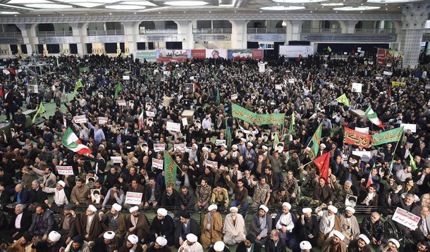 Manifestação anual pró-governo foi realizada neste sábado no Irã para comemorar o fim dos distúrbios que sacudiram o país em 2009, disse a mídia estatal, um dia depois de protestos contra os preços altos terem ocorrido em algumas cidades; polícia dispersou manifestantes anti-governo na cidade de Kermanshah, enquanto protestos se espalhavam por Teerã e outras cidades, na maior onda de atos desde os movimentos pró-reformas de 2009