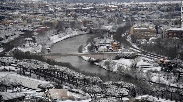 Uma intensa nevasca cai desde a madrugada desta segunda-feira (26) em Roma e já deixou acúmulo de vários centímetros de neve, que estão provocando problemas na circulação de veículos; os colégios permanecem fechados devido à chegada de uma onda de frio siberiano, que recebeu o nome de Burian; no norte da Itália, a temperatura chegou a 20 graus negativos; não nevava com essa intensidade em Roma desde 2012