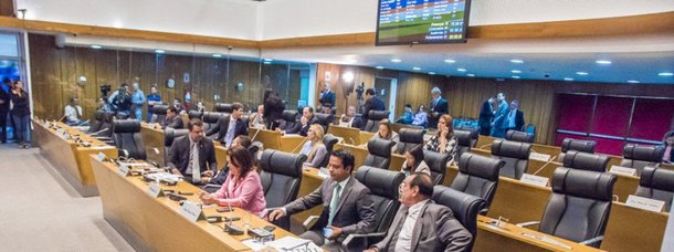 Por iniciativa dos deputados maranhenses, na edição de quinta-feira (22), a Assembleia Legislativa publicou decreto legislativo baixado pela Mesa Diretora, extinguindo o auxílio-moradia que os parlamentares tinham direito desde o final de 2014; valendo desde a sua data de publicação, o decreto extingue o benefício, cujo valor era de R$ 2.850