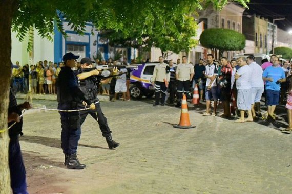 Na sessão de hoje (21), na Assembleia Legislativa, vários parlamentares se solidarizaram com os professores do município de Icé, vítimas de atos de violência policial na noite dessa segunda-feira, 19, quando protestavam, em frente à Câmara Municipal, contra o corte de salários, proposto por um um decreto da prefeita da cidade, Laís Nunes (PDT). Ontem, a presidente da Federação dos Trabalhadores no Serviço Público Municipal do Estado do Ceará (Fetamce), Enedina Soares, prestou depoimento na Comissão de Direitos Humanos da Assembleia Legislativa do Ceará (ALCE) denunciando o acontecido. O fato também foi duramente repudiado por diversas organizações do movimento social e sindical que assinaram uma nota conjunta denunciando a agressão
