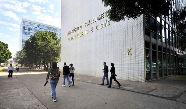 O Ministério do Planejamento publicou uma portaria para oficializar feriados e pontos facultativos para 2018; ao todo serão nove feriados nacionais e cinco pontos facultativos; publicação também diz que os dias de guarda dos credos e religiões não relacionados na portaria poderão ser compensados, desde que seja autorizado pelo responsável pela unidade administrativa