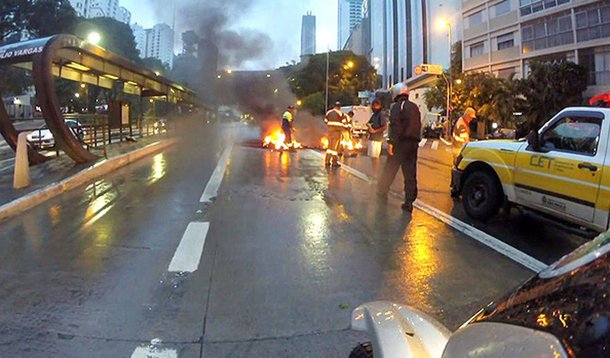 Manifestantes contrários ao aumento das tarifas do transporte público de São Paulo tocaram fogo em pneus e fecharam parte da avenida Nove de Julho, no centro da capital paulista, por volta das 6h desta terça-feira (9); a barricada foi montada num trecho pouco antes da entrada do túnel, nas imediações da avenida Paulista; A Companhia de Engenharia de Tráfego informou que duas faixas forma bloqueadas, além do corredor de ônibus que passa pela avenida; com o reajuste de 5,3%, o prefeito João Doria descumpriu sua promessa de campanha; depois de eleito, o tucano prometeu congelar a tarifa de ônibus em 2017