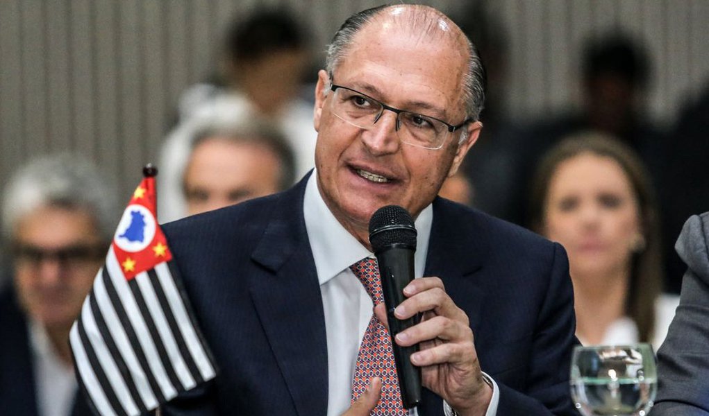 O governador de São Paulo, Geraldo Alckmin (PSDB), disse nesta terça-feira em entrevista à rádio Bandeirantes que "o Brasil não precisa de um showman e sim de alguém que resolva os problemas", numa possível referência a João Doria; questionado sobre a possível candidatura do ex-presidente Lula, afirmou: "só tenho uma coisa a dizer com políticos cujo patrimônio cresce enquanto exerce cargo: ladrão"