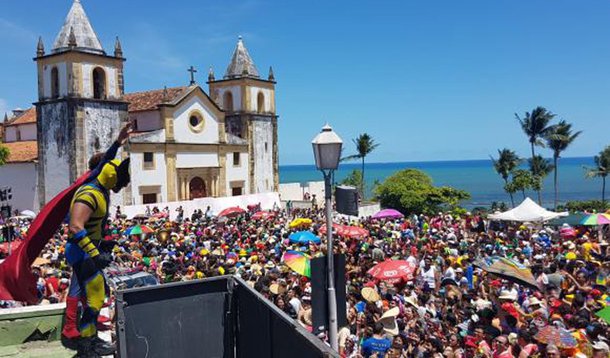 O quarto dia de folia em Olinda conta com atrações em nove dos dez palcos montados pela cidade; para as crianças, a festa de Momo começa às 9h e vai até as 16h; o público em geral tem opções de folia a partir das 15h30 no polo Marcos Axé, na Avenida Professor Andrade; para garantir o vai e vem de foliões durante a festa, 86 agentes de trânsito e 150 terceirizados trabalham no carnaval do frevo; o acesso de carro ao Sítio Histórico da cidade é proibido