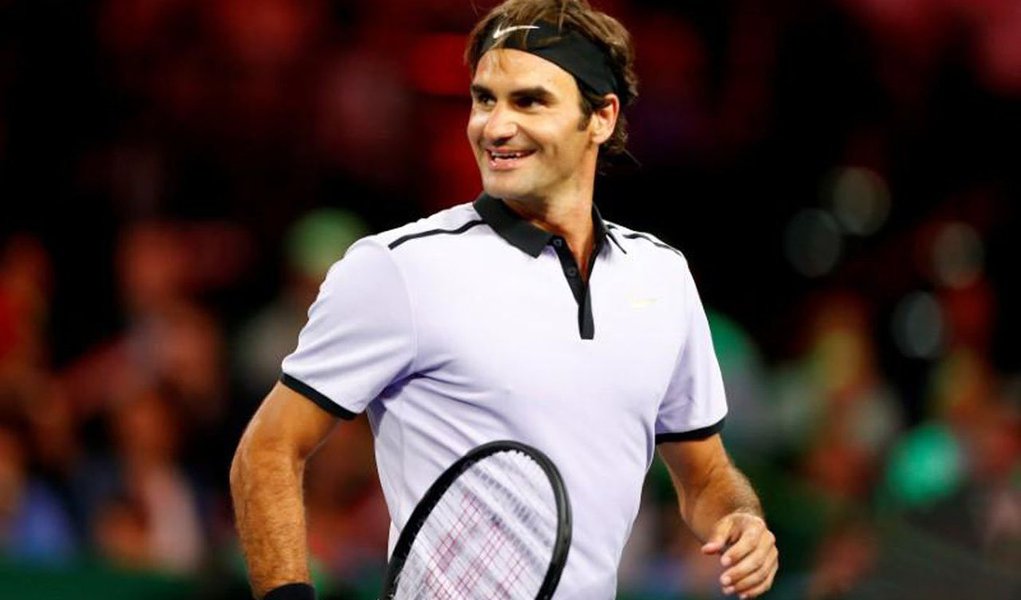 Roger Federer alcançou nesta segunda-feira as quartas de final do Aberto da Austrália pela 14ª vez na carreira, derrotando o húngaro Marton Fucsovics em uma partida na qual passou sufocos, enquanto o surpreendente sul-coreano Chung Hyeon eliminou em três sets o sérvio Novak Djokovic