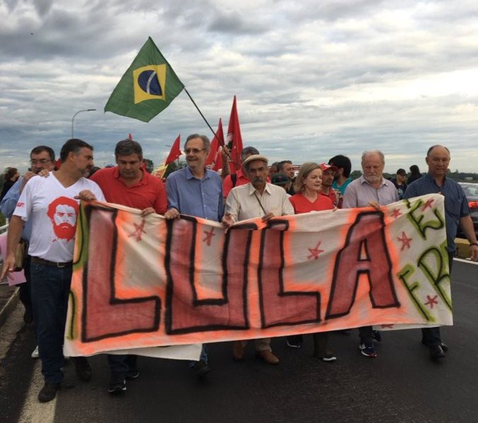 Centenas de manifestantes de movimentos sociais, em defesa da democracia e do direito do ex-presidente Lula ser candidato nas eleições deste ano, estão marchando desde a manhã desta segunda-feira (22) nas ruas de Porto Alegre; após concentração no antigo posto do ICMS na BR-290, eles passaram em cima da ponte do Guaíba, entraram na Avenida da Legalidade e caminham em direção do Anfiteatro do Pôr do Sol, onde foi montado o Acampamento da Democracia
