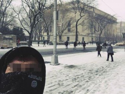 A imagem sem precedentes foi tirada em frente do Museu Metropolitano de Arte, na emblemática Quinta Avenida; na foto, o suposto apoiante do grupo terrorista aparece com o rosto coberto por uma bandeira negra com as inscrições características do Daesh