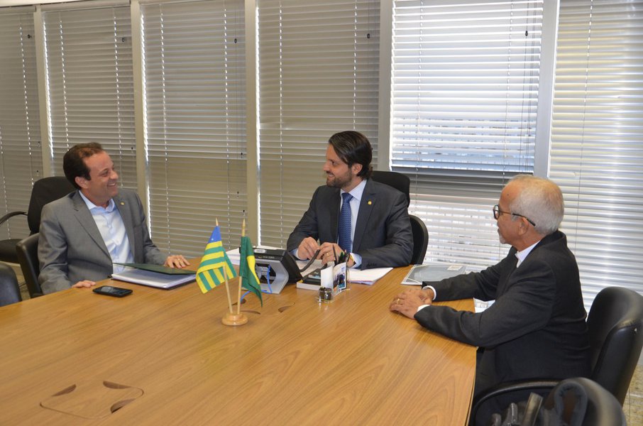 De Brasília, o prefeito de Aracaju, Edvaldo Nogueira, anunciou um avanço nos encaminhamentos para liberação dos recursos do Plano de Mobilidade Urbana de Aracaju; o chefe do executivo municipal se reuniu com o ministro das Cidades, Alexandre Baldy, de quem ouviu que o financiamento de R$ 113 milhões caminha para a aprovação final; segundo a prefeitura, esta verba deve ser liberada para investimentos na reforma dos terminais de ônibus e abrigos, construção de corredores de transporte e implantação de semaforização inteligente