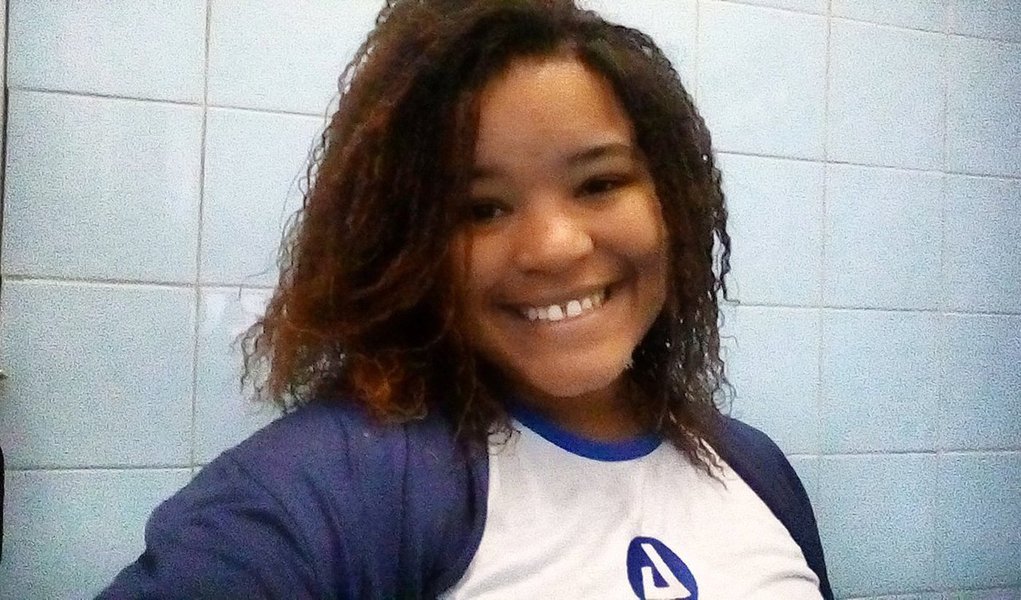 A estudante Beatriz Albino Sevilha, de 19 anos, foi uma dos 53 candidatos que tiraram nota 1.000 na redação do Exame Nacional do Ensino Médio (Enem) e viu o nome dela na lista de aprovados em medicina na Universidade Federal do Rio de Janeiro (UFRJ). Ela atribui suas vitórias aos pais: ao pedreiro Junior e à telefonista Renata; ela defende a política de cotas por ter vivenciado a dificuldade de uma estudante de escola pública conseguir recuperar o que não aprendeu no ensino médio; "Isso não é sistema de benefício a ninguém. É a forma de o governo corrigir um erro que é deixar o negro de lado, negligenciar a educação do pobre. Por anos, não tive matemática nem biologia"