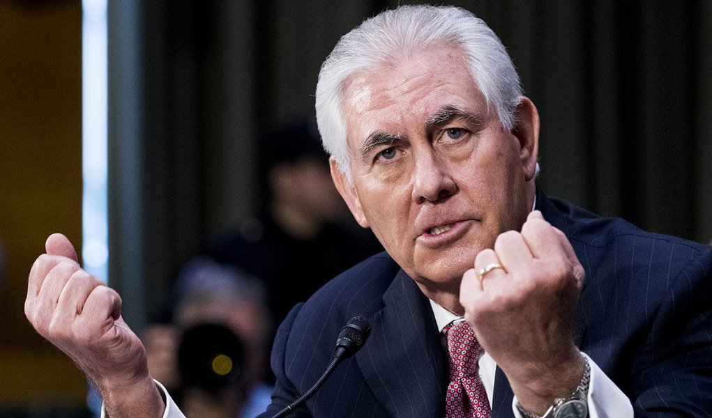 Índices de fome e morte na Coreia do Norte são um sinal de que a estratégia da diplomacia norte-americana funciona, disse o secretário de Estado dos EUA, Rex Tillerson; na opinião de Tillerson, a morte dos pescadores norte-coreanos é um bom sinal porque indica a escassez de alimentos que o país asiático sofre; "Eles [pescadores] estão sendo enviados em pleno inverno para pescar, porque há falta de alimentos. E estão os enviando com a quantidade de combustível insuficiente para voltar. Assim recebemos evidências de que elas [as sanções] estão começando a doer"