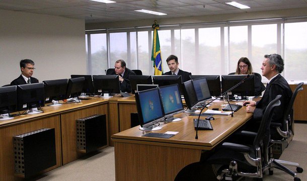 "O julgamento, pelo Tribunal Regional Federal da 4ª. Região, do recurso do ex-presidente Lula contra a sua condenação pelo juiz Sergio Moro se revelou uma grande e vergonhosa farsa, que contribuiu decisivamente para a desmoralização da justiça brasileira. Um jogo de cartas marcadas que a Bandnews evidenciou ao antecipar, antes mesmo do inicio da votação, o resultado do julgamento: 3 x 0 pela condenação do ex-presidente operário", escreve o jornalista Ribamar Fonseca em novo artigo no 247