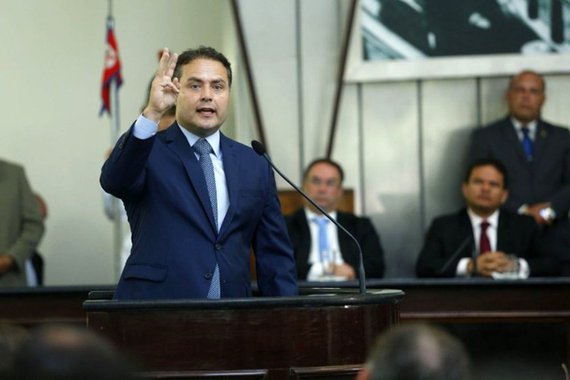 Para prestar contas dos três anos de mandato, o governador Renan Filho (PMDB) foi à instalação da 4ª Sessão da 18ª Legislatura da Assembleia Legislativa de Alagoas (ALE) e deixou uma mensagem de otimismo ao apontar avanços da sua gestão na educação, segurança pública e infraestrutura; "Alagoas vive um novo momento. Fizemos o compromisso lá atrás e estamos entregando tudo. Empenhamos palavras, movimentamos a esperança do povo e nada mais justo do que voltar aqui na Assembleia, olhar para todos e dizer que estamos cumprindo cada ponto assumido. Viramos a página do passado e, de uma vez por todas, vamos colocar os pés no século XXI", disse o governador