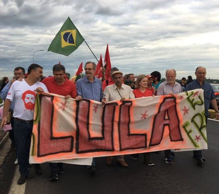 Centenas de manifestantes de movimentos sociais, em defesa da democracia e do direito do ex-presidente Lula ser candidato nas eleições deste ano, estão marchando desde a manhã desta segunda-feira (22) nas ruas de Porto Alegre; após concentração no antigo posto do ICMS na BR-290, eles passaram em cima da ponte do Guaíba, entraram na Avenida da Legalidade e caminham em direção do Anfiteatro do Pôr do Sol, onde foi montado o Acampamento da Democracia