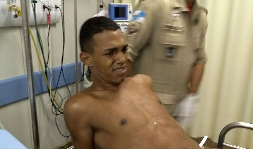 A equipe da 14ª Delegacia Policial (DP) do Leblon, zona sul do Rio de Janeiro, identificou Geovane de Lima Santos como autor dos disparos que feriram dois policiais militares na noite de domingo (11); um dos policiais foi baleado na perna e outro, de raspão na cabeça; atendidos no Hospital Municipal Miguel Couto, ambos foram medicados e liberados; o jovem foi reconhecido na delegacia pelos dois PMs