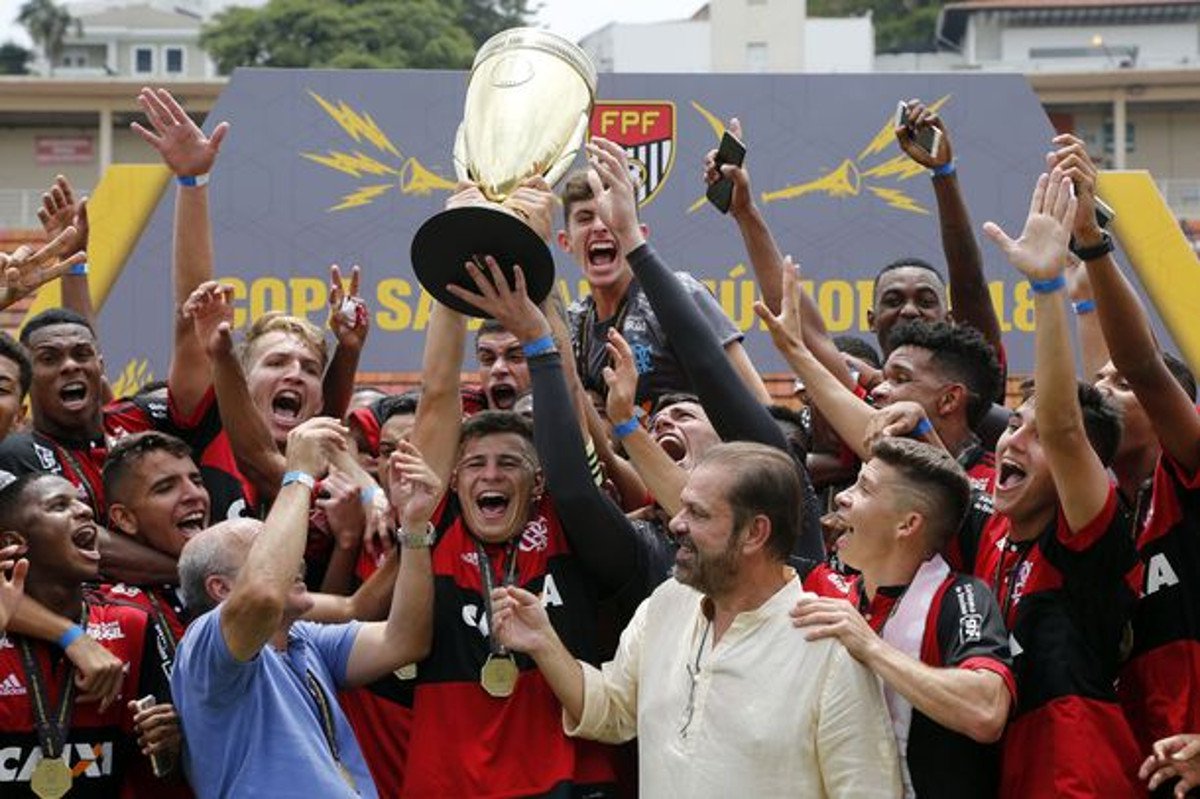 O Flamengo derrotou o São Paulo por 1 a 0, nesta quinta-feira (25), no Pacaembu, e conquistou o tetracampeonato da Copa SP de Futebol Junior com 100% de aproveitamento; o gol foi marcado aos 2 minutos do primeiro tempo, por Wendel, de cabeça, após escanteio cobrado por Pepê; o São Paulo buscou a vitória e intensificou os esforços no segundo tempo, mas parou na capacidade tática rubro-negra e em belíssimas defesas do goleiro Yago