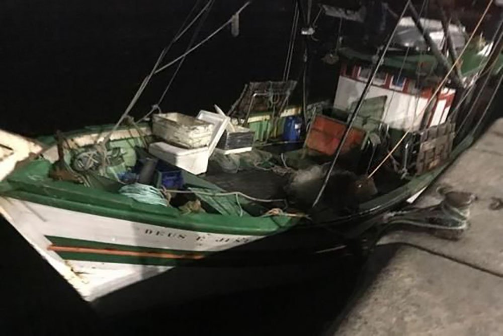 Polícia Federal apreendeu 660 quilos de cocaína no Rio de janeiro em apenas 48 horas; nesta sexta-feira (31), os agentes apreenderam 380 quilos da droga em um barco pesqueiro na Baía da Guanabara; com a ajuda de um cão farejador, os policiais encontraram a droga escondida no interior da caixa d'água do barco; três homens que estavam na embarcação foram detidos; na quinta-feira, outros 280 quilos de cocaína haviam sido apreendidos na Alfândega do Porto do Rio de Janeiro