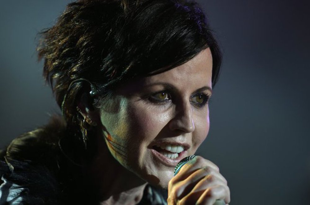 Dolores O‘Riordan, vocalista da banda de rock The Cranberries, morreu de forma repentina em Londres, aos 46 anos, durante uma sessão de gravação, informou a rádio irlandesa RTE nesta segunda-feira (15); o grupo irlandês atingiu a fama na década de 1990 com o hit “Linger” e vendeu mais de 40 milhões de discos
