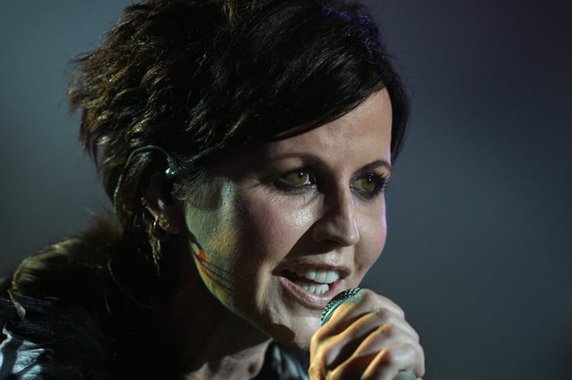 Dolores O‘Riordan, vocalista da banda de rock The Cranberries, morreu de forma repentina em Londres, aos 46 anos, durante uma sessão de gravação, informou a rádio irlandesa RTE nesta segunda-feira (15); o grupo irlandês atingiu a fama na década de 1990 com o hit “Linger” e vendeu mais de 40 milhões de discos