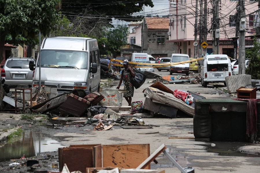 O temporal que caiu na noite desta quarta-feira (14) e madrugada de hoje (15) no Rio de Janeiro estabeleceu um novo recorde de volume de chuva em uma hora, de acordo com o serviço meteorológico Alerta Rio, ligado à prefeitura