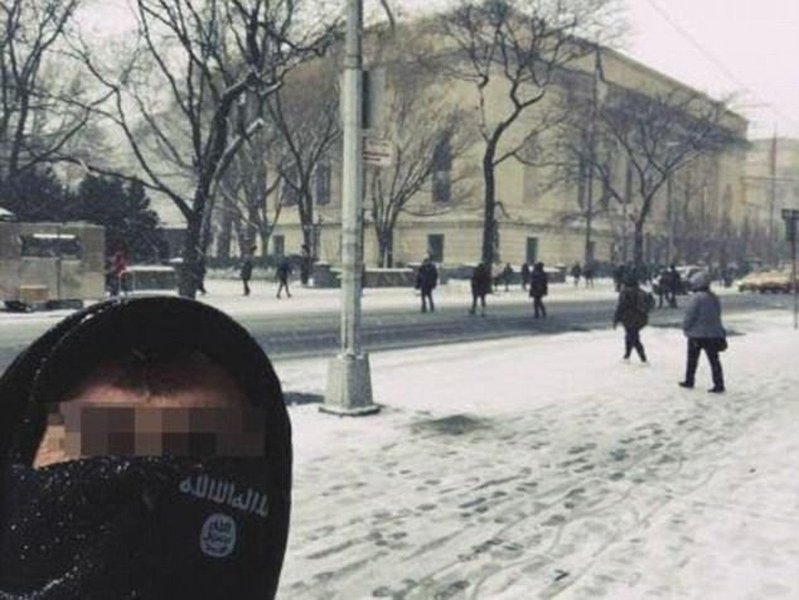 A imagem sem precedentes foi tirada em frente do Museu Metropolitano de Arte, na emblemática Quinta Avenida; na foto, o suposto apoiante do grupo terrorista aparece com o rosto coberto por uma bandeira negra com as inscrições características do Daesh