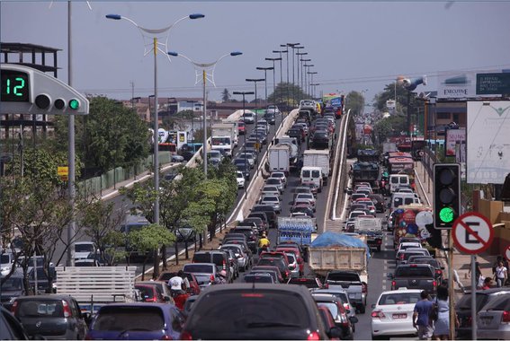 Secretaria Municipal de Trânsito e Transportes (SMTT) vai realizar alterações no trânsito e nos transportes urbanos da capital, em função das festividades de final de ano; agentes de trânsito em viaturas e motos serão destacados para as vias de acesso a orla marítima pela Avenida dos Holandeses, concentrando-se na Avenida Litorânea, onde haverá um trecho interditado no local de concentração do evento comemorativo do Réveillon de Todos 2018; expectativa é que cerca de 100 mil pessoas participem da festa que deverá durar dois dias