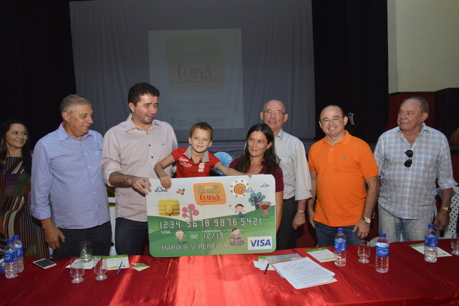 Cinquenta e três famílias do município de Jijoca de Jericoacoara, no Litoral Norte, foram beneficiadas com o Cartão Mais Infância nesta terça-feira (9) e receberão o benefício de R$ 85 mensais, além de acompanhamento de saúde e assistência social. O secretário da Casa Civil do Governo do Estado, Nelson Martins, explicou que o projeto “inicialmente vai atender a 48 mil famílias e, até junho deste ano, chegará a 60 mil famílias”