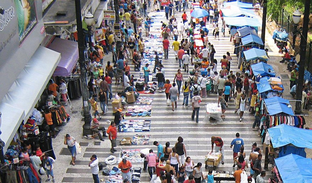 O número de pessoas que trabalham por conta própria ou em vagas sem carteira assinada superou o daqueles que têm um emprego formal pela primeira vez em 2017; é o que mostra levantamento divulgado nesta quarta-feira (31) pelo Instituto Brasileiro de Geografia e Estatística (IBGE). o quarto trimestre de 2017 tinha 34,3 milhões de pessoas trabalhando por conta própria ou sem carteira, contra 33,3 milhões ocupados em vagas formais