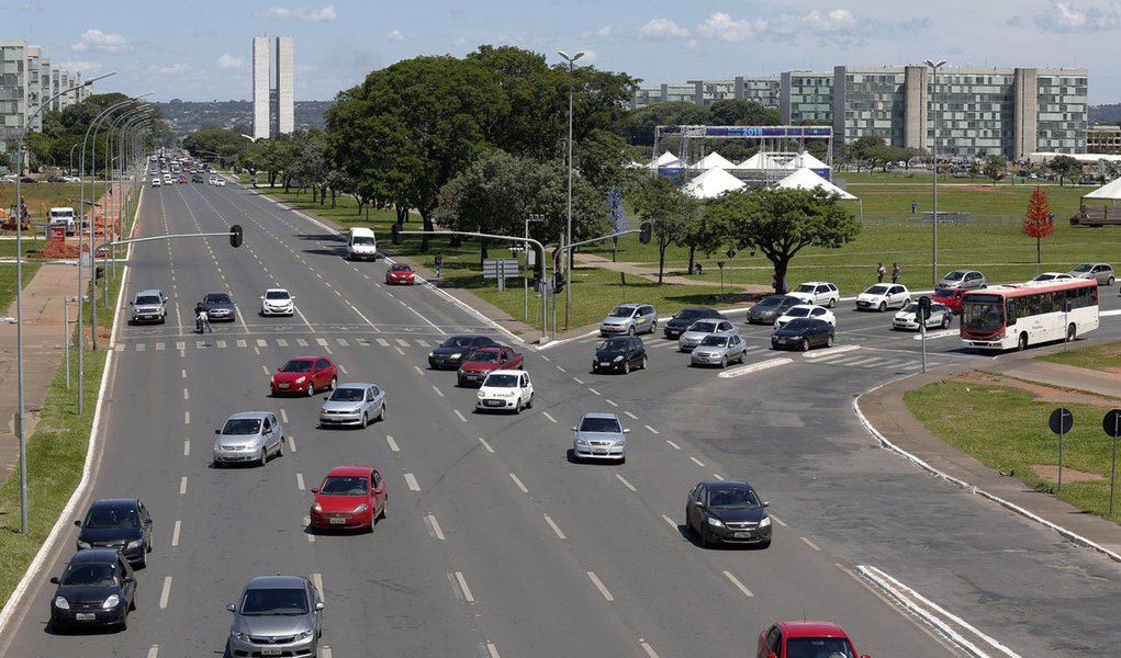 Para garantir o conforto e a segurança de quem participar das festas públicas do réveillon 2018, as forças de segurança do Distrito Federal farão alterações no trânsito nos arredores dos eventos; na Esplanada dos Ministérios, onde são esperadas milhares de pessoas para a contagem regressiva, o Batalhão de Policiamento de Trânsito da PM interditará o fluxo de veículos na zona central da capital federal; o bloqueio será das 7 horas de domingo (31) às 5 horas de segunda (1º); a liberação completa da via deverá ser finalizada às 7 horas