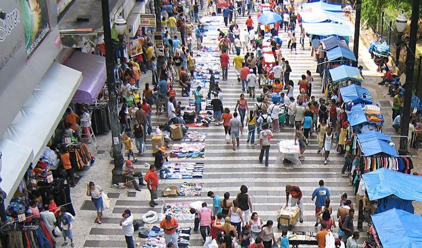 O número de pessoas que trabalham por conta própria ou em vagas sem carteira assinada superou o daqueles que têm um emprego formal pela primeira vez em 2017; é o que mostra levantamento divulgado nesta quarta-feira (31) pelo Instituto Brasileiro de Geografia e Estatística (IBGE). o quarto trimestre de 2017 tinha 34,3 milhões de pessoas trabalhando por conta própria ou sem carteira, contra 33,3 milhões ocupados em vagas formais