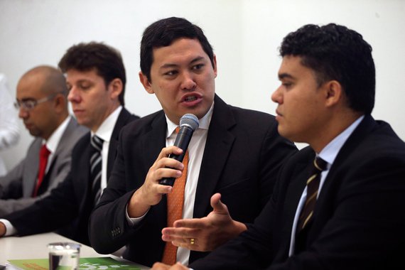 Depois de desistir da indicação de Cristiane Brasil para assumir o Ministério do Trabalho, o PTB propõe o nome de Helton Yomura para a vaga; o  presidente nacional do partido, Roberto Jefferson, divulgou nota justificando a mudança na indicação. "Diante da indecisão da ministra Cármen Lúcia em não julgar o mérito neste primeiro semestre, o PTB declina da indicação da deputada federal Cristiane Brasil (RJ) para o Ministério do Trabalho"