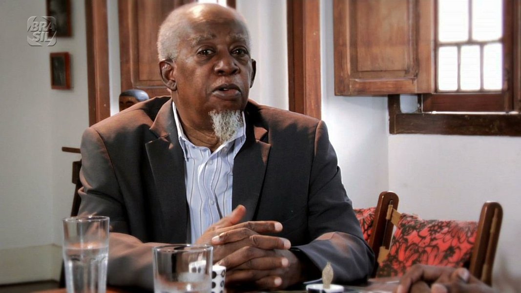 O jornalista, advogado, militante do Movimento Negro e ex-deputado Carlos Alberto Caó de Oliveira morreu nesse domingo (4), aos 76 anos, no Rio de Janeiro; entre suas principais contribuições está a autoria da chamada Lei Caó, que transformou o preconceito de raça, cor, sexo e estado civil em contravenção penal, e a emenda constitucional que tornou o racismo crime inafiançável e imprescritível