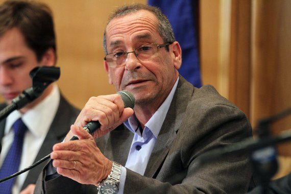 A Procuradoria-Geral do Rio de Janeiro entrou com recurso na Justiça estadual contra decisão da 7ª Vara de Fazenda Pública, que afastou o secretário estadual de Administração Penitenciária, Erir da Costa Ribeiro; o afastamento foi solicitado pelo Ministério Público estadual após a constatação de que o ex-governador do Rio de Janeiro, Sérgio Cabral, teve regalias enquanto esteve preso na Cadeia Pública José Frederico Marques, em Benfica