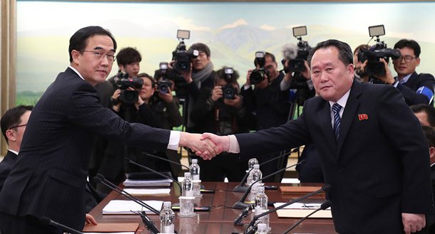 A Coreia do Sul espera que o fato de os atletas norte-coreanos participarem das Olimpíadas de Inverno de 2018 seja um sinal de paz chegando à península coreana, disse o embaixador da Coreia do Sul na Rússia, Woo Yoon-keun, nesta sexta-feira (26); "Um dos slogans dessas Olimpíadas é 'jogos olímpicos pacíficos'. Como alguns atletas norte-coreanos participarão [dos jogos], esperamos que as Olimpíadas tragam a paz para a península coreana ", disse Woo
