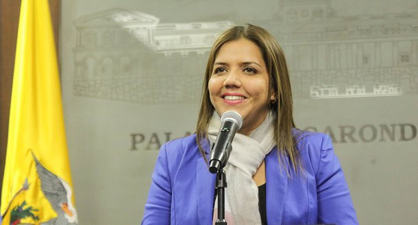 A Assembleia Nacional do Equador escolheu neste sábado a nova vice-presidente do país: Maria Alejandra Vicuña; ela irá substituir Jorge Glas, condenado e preso por envolvimento com o pagamento de propinas da empreiteira Odebrecht no país; seu nome foi aprovado por 70 votos dos 106 presentes na sessão; ela fazia parte de uma lista enviada pelo presidente Lenín Moreno