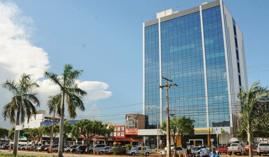 A Procuradoria do Município de Palmas entrou com uma ação cobrando R$ 6,5 milhões do Estado do Tocantins, referentes aos repasses obrigatórios da saúde; segundo a prefeitura de Palmas, os repasses para a área da Saúde para custear SAMU, Farmácia Básica, Unidade de Pronto Atendimento (UPAs), CAPs e Serviços de média e alta complexidade, estão em atraso desde 2014