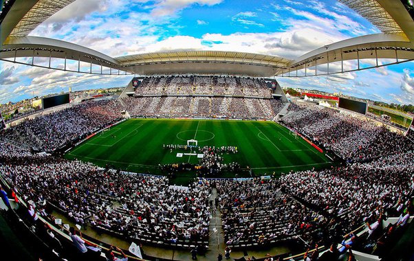 A Justiça do RS determinou que o Corinthians, a construtora Odebrecht, o ex-presidente da Caixa Jorge Fontes Hereda e a Sociedade de Propósito Específico (SPE) Arena Itaquera S.A devolvam R$ 400 milhões ao banco estatal; a sentença apontou "um repasse milionário de dinheiro público, captado por uma empresa privada especialmente criada para este fim e com capital social no valor de R$ 1 mil, embasado em garantias incertas e que beneficiou, além de um time de futebol, uma construtora contratada sem licitação"